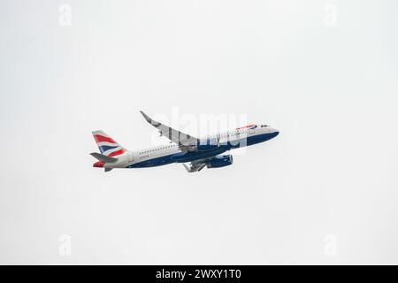 Francoforte Germania 11.08.19 British Airways Airbus A320-232 G-EUYM partenza dall'aeroporto di Fraport. Foto Stock