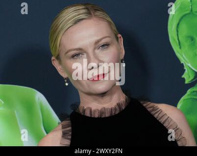 Los Angeles, Stati Uniti. 2 aprile 2024. Kirsten Dunst arriva alla prima di Los Angeles della GUERRA CIVILE dell'A24, tenutasi presso l'Academy Museum of Motion Pictures di Los Angeles, CALIFORNIA, martedì 2 aprile 2024. (Foto di Sthanlee B. Mirador/Sipa USA) credito: SIPA USA/Alamy Live News Foto Stock