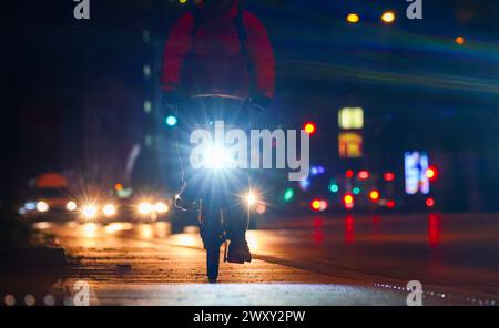 Amburgo, Germania. 3 aprile 2024. Utenti della strada sulla pista ciclabile di una strada principale nel centro della città al mattino. Secondo la Presidenza belga del Consiglio, in occasione di una riunione informale dei ministri dei trasporti dell'Unione europea a Bruxelles, le discussioni sull'ecologizzazione dei trasporti, la mobilità attiva e la bicicletta, nonché i collegamenti ferroviari tra le città europee sono al centro dell'attenzione. Credito: Christian Charisius/dpa/Alamy Live News Foto Stock