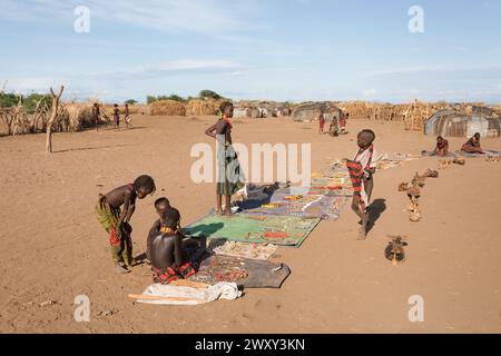 Omorate, Valle dell'Omo, Etiopia - 11 maggio 2019: I bambini della tribù africana Dasanesh offrono souvenir fatti a mano. Daasanach sono etnico Cushitic Grou Foto Stock