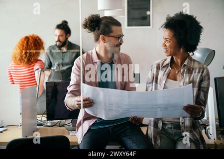 Gli ingegneri che aiutano a progettare progetti, collaborano all'analisi strutturale dei tipi di progetto. Foto Stock