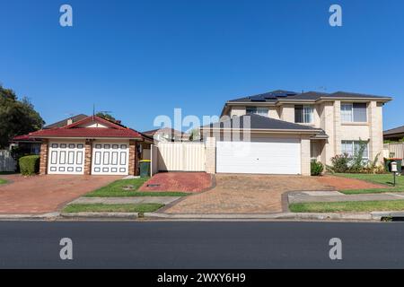 Glenwood, sobborgo di Sydney nella città di Blacktown, casa indipendente costruita in mattoni con giardino frontale e garage, Sydney, NSW, Australia Foto Stock