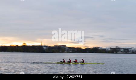 Amburgo, Germania. 3 aprile 2024. I vogatori sono fuori sull'Alster domani mattina. Credito: Christian Charisius/dpa/Alamy Live News Foto Stock