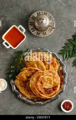 Salsa al curry Maryam, Roti Paratha con curry piccante. Vista dall'alto Foto Stock