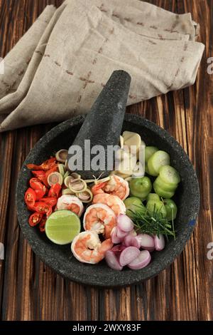 Ingredienti per preparare gamberi Sambal o Sambel Ganja Aceh Foto Stock