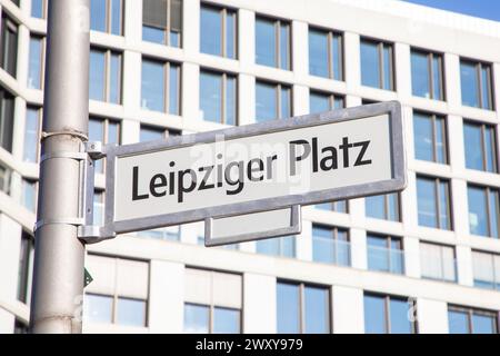 Cartello stradale Leipziger Platz - engl. Piazza Lipsia - a Berlino, Germania Foto Stock