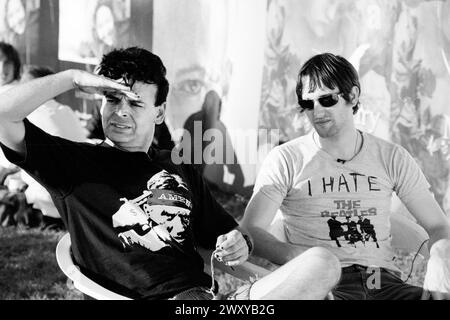 GARY NUMAN, Reading FESTIVAL, 2001: La leggenda del synth Gary Numan backstage con Tim Wheeler della band indie Ash al Reading Festival, Reading, Regno Unito, il 24 agosto 2001. Foto: Rob Watkins. INFO: INFO: Gary Numan, nato nel 1958, è un musicista inglese pionieristico. Emergendo alla fine degli anni '70, il suo suono elettronico e industriale, incarnato in successi come "Cars" e album come "The Pleasure Principle", influenzò i generi New Wave e synth-pop, lasciando un impatto duraturo sul panorama musicale. Foto Stock