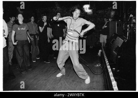 HUNDRED REASONS, YOUNG, EMO CONCERT, 2001: Un giovane cantante Colin Doran e Larry Hibbitt chitarrista della band Emo rock Hundred Reaons che suonano al Clwb Ifor Bach Welsh Club in Galles, Regno Unito, 14 maggio 2001. Foto: Rob Watkins. INFO: 100 Reasons, un gruppo rock post-hardcore britannico formatosi nel 1999 a Londra, ha guadagnato il plauso per le loro energiche esibizioni dal vivo e la scrittura emotiva delle canzoni. Successi come "If i Could" e "Silver" hanno mostrato il loro suono dinamico, guadagnando loro un seguito devoto nella scena musicale dei primi anni '2000. Foto Stock