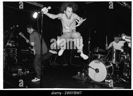 HUNDRED REASONS, EMO CONCERT, 2001: Colin Doran della band Emo rock Hundred Reaons salta in mezzo alla folla suonando al Clwb Ifor Bach Welsh Club in Galles, Regno Unito, 14 maggio 2001. Foto: Rob Watkins. INFO: 100 Reasons, un gruppo rock post-hardcore britannico formatosi nel 1999 a Londra, ha guadagnato il plauso per le loro energiche esibizioni dal vivo e la scrittura emotiva delle canzoni. Successi come "If i Could" e "Silver" hanno mostrato il loro suono dinamico, guadagnando loro un seguito devoto nella scena musicale dei primi anni '2000. Foto Stock