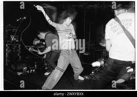 HUNDRED REASONS, YOUNG, EMO CONCERT, 2001: Un giovane cantante Colin Doran e Larry Hibbitt chitarrista della band Emo rock Hundred Reaons che suonano al Clwb Ifor Bach Welsh Club in Galles, Regno Unito, 14 maggio 2001. Foto: Rob Watkins. INFO: 100 Reasons, un gruppo rock post-hardcore britannico formatosi nel 1999 a Londra, ha guadagnato il plauso per le loro energiche esibizioni dal vivo e la scrittura emotiva delle canzoni. Successi come "If i Could" e "Silver" hanno mostrato il loro suono dinamico, guadagnando loro un seguito devoto nella scena musicale dei primi anni '2000. Foto Stock