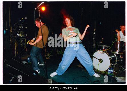 HUNDRED REASONS, EMO CONCERT, 2001: Colin Doran della band Emo rock Hundred Reaons suona al Clwb Ifor Bach Welsh Club in Galles, Regno Unito, 14 maggio 2001. Foto: Rob Watkins. INFO: 100 Reasons, un gruppo rock post-hardcore britannico formatosi nel 1999 a Londra, ha guadagnato il plauso per le loro energiche esibizioni dal vivo e la scrittura emotiva delle canzoni. Successi come "If i Could" e "Silver" hanno mostrato il loro suono dinamico, guadagnando loro un seguito devoto nella scena musicale dei primi anni '2000. Foto Stock