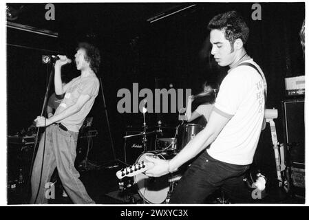 HUNDRED REASONS, YOUNG, EMO CONCERT, 2001: Un giovane cantante Colin Doran e Larry Hibbitt chitarrista della band Emo rock Hundred Reaons che suonano al Clwb Ifor Bach Welsh Club in Galles, Regno Unito, 14 maggio 2001. Foto: Rob Watkins. INFO: 100 Reasons, un gruppo rock post-hardcore britannico formatosi nel 1999 a Londra, ha guadagnato il plauso per le loro energiche esibizioni dal vivo e la scrittura emotiva delle canzoni. Successi come "If i Could" e "Silver" hanno mostrato il loro suono dinamico, guadagnando loro un seguito devoto nella scena musicale dei primi anni '2000. Foto Stock