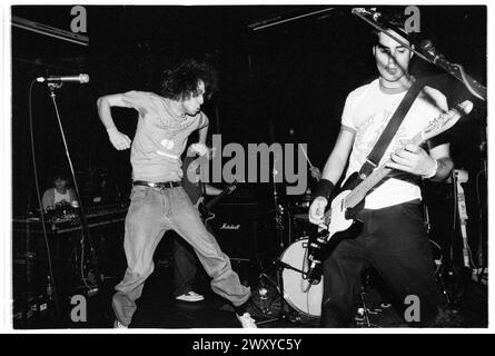 HUNDRED REASONS, YOUNG, EMO CONCERT, 2001: Un giovane cantante Colin Doran e Larry Hibbitt chitarrista della band Emo rock Hundred Reaons che suonano al Clwb Ifor Bach Welsh Club in Galles, Regno Unito, 14 maggio 2001. Foto: Rob Watkins. INFO: 100 Reasons, un gruppo rock post-hardcore britannico formatosi nel 1999 a Londra, ha guadagnato il plauso per le loro energiche esibizioni dal vivo e la scrittura emotiva delle canzoni. Successi come "If i Could" e "Silver" hanno mostrato il loro suono dinamico, guadagnando loro un seguito devoto nella scena musicale dei primi anni '2000. Foto Stock