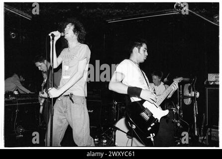 HUNDRED REASONS, YOUNG, EMO CONCERT, 2001: Un giovane cantante Colin Doran e Larry Hibbitt chitarrista della band Emo rock Hundred Reaons che suonano al Clwb Ifor Bach Welsh Club in Galles, Regno Unito, 14 maggio 2001. Foto: Rob Watkins. INFO: 100 Reasons, un gruppo rock post-hardcore britannico formatosi nel 1999 a Londra, ha guadagnato il plauso per le loro energiche esibizioni dal vivo e la scrittura emotiva delle canzoni. Successi come "If i Could" e "Silver" hanno mostrato il loro suono dinamico, guadagnando loro un seguito devoto nella scena musicale dei primi anni '2000. Foto Stock