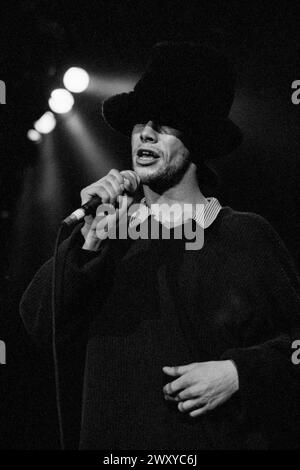 JAMIROQUAI, MASSIMA CARRIERA, CONCERTO, 1994: Massima carriera Jamiroqaui suonando dal vivo con il suo album "Travelling Without Moving" alla Cardiff International Arena CIA di Cardiff, Galles, Regno Unito, il 13 aprile 1997. Foto: Rob Watkins. INFO: I Jamiroquai, guidati da Jay Kay, sono un gruppo musicale funk e acid jazz britannico formatosi nel 1992. Rinomati per i successi come "Virtual Insanity", il loro suono contagioso combina voci soul con groove funk, affermandosi come una forza importante e influente nella scena musicale globale. Foto Stock