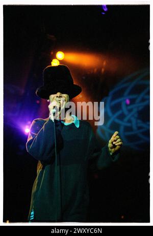 JAMIROQUAI, MASSIMA CARRIERA, CONCERTO, 1994: Massima carriera Jamiroqaui suonando dal vivo con il suo album "Travelling Without Moving" alla Cardiff International Arena CIA di Cardiff, Galles, Regno Unito, il 13 aprile 1997. Foto: Rob Watkins. INFO: I Jamiroquai, guidati da Jay Kay, sono un gruppo musicale funk e acid jazz britannico formatosi nel 1992. Rinomati per i successi come "Virtual Insanity", il loro suono contagioso combina voci soul con groove funk, affermandosi come una forza importante e influente nella scena musicale globale. Foto Stock