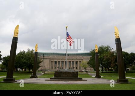 INDIANAPOLIS, IN, USA-02 SETTEMBRE 2014: Piazza Cenotaph con Big American Flag e sfondo Cloudy Sky Foto Stock