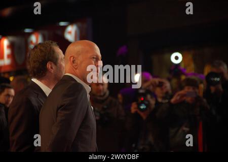 L'attore Bruce Willis e sua moglie, Emma Heming-Willis, stanno posando per la premiere Red Carpet di A Good Day to Die Hard a Londra, Regno Unito, giovedì febbraio Foto Stock