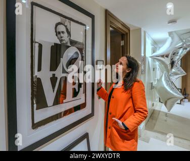 The Warhol Kennedy Residence, Londra, 3 aprile 2024 le principali attrazioni dall'archivio storico includono il ritratto di Kennedy di Robert Indiana con la sua creazione più famosa, Love, ritenuta l'opera d'arte più riprodotta al mondo. Kennedy ricordò che Indiana lo chiamò di punto in bianco “disse, ‘Bill, vieni giù voglio mostrarti qualcosa. Così sono andato in studio e lì era, tenendo il suo dipinto d'amore.".apre il 5 aprile 2024. Crediti: Paul Quezada-Neiman/Alamy Live News Foto Stock