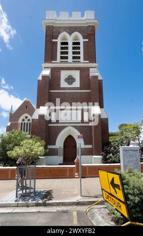 Segnale di deviazione di fronte al campanile della Chiesa Anglicana di St Paul, Maryborough, Queensland, Australia Foto Stock