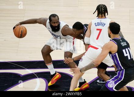 Sacramento, Stati Uniti. 2 aprile 2024. James Harden (1st L) dei Los Angeles Clippers sfonda durante la partita di stagione regolare NBA 2023-2024 tra Sacramento Kings e Los Angeles Clippers a Sacramento, Stati Uniti, 2 aprile 2024. Crediti: Li Jianguo/Xinhua/Alamy Live News Foto Stock