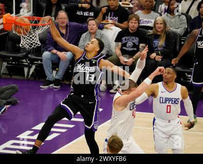 Sacramento, Stati Uniti. 2 aprile 2024. Keegan Murray (L) dei Sacramento Kings Dunks durante il match di stagione regolare NBA 2023-2024 tra Sacramento Kings e Los Angeles Clippers a Sacramento, Stati Uniti, 2 aprile 2024. Crediti: Li Jianguo/Xinhua/Alamy Live News Foto Stock