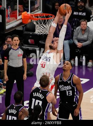 Sacramento, Stati Uniti. 2 aprile 2024. Lvica Zubac (C) dei Los Angeles Clippers sfugge durante la partita di stagione regolare NBA 2023-2024 tra Sacramento Kings e Los Angeles Clippers a Sacramento, Stati Uniti, 2 aprile 2024. Crediti: Li Jianguo/Xinhua/Alamy Live News Foto Stock