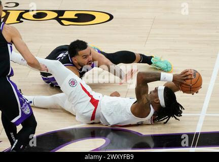 Sacramento, Stati Uniti. 2 aprile 2024. Terance Mann (in basso) dei Los Angeles Clippers visse con Tery Lyles dei Sacramento Kings durante il match di stagione regolare NBA 2023-2024 tra Sacramento Kings e Los Angeles Clippers a Sacramento, Stati Uniti, 2 aprile 2024. Crediti: Li Jianguo/Xinhua/Alamy Live News Foto Stock