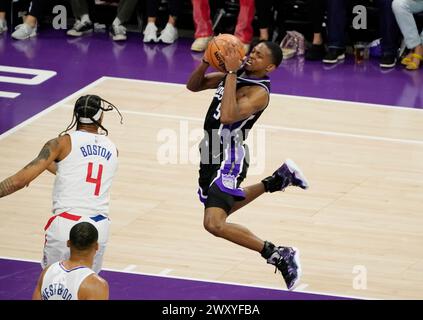 Sacramento, Stati Uniti. 2 aprile 2024. De'Aaron Fox (R) dei Sacramento Kings sbuca durante la partita di stagione regolare NBA 2023-2024 tra Sacramento Kings e Los Angeles Clippers a Sacramento, Stati Uniti, 2 aprile 2024. Crediti: Li Jianguo/Xinhua/Alamy Live News Foto Stock