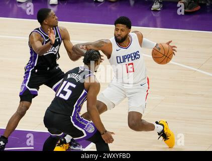 Sacramento, Stati Uniti. 2 aprile 2024. Paul George (R) dei Los Angeles Clippers sfonda durante la partita di stagione regolare NBA 2023-2024 tra Sacramento Kings e Los Angeles Clippers a Sacramento, negli Stati Uniti, il 2 aprile 2024. Crediti: Li Jianguo/Xinhua/Alamy Live News Foto Stock