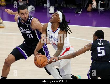 Sacramento, Stati Uniti. 2 aprile 2024. Terance Mann (C) dei Los Angeles Clippers sfonda durante il match di stagione regolare NBA 2023-2024 tra Sacramento Kings e Los Angeles Clippers a Sacramento, Stati Uniti, 2 aprile 2024. Crediti: Li Jianguo/Xinhua/Alamy Live News Foto Stock