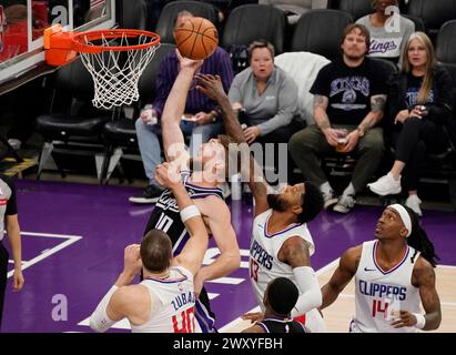 Sacramento, Stati Uniti. 2 aprile 2024. Domantas Sabonis (L, in alto) dei Sacramento Kings va a letto durante la partita di stagione regolare NBA 2023-2024 tra Sacramento Kings e Los Angeles Clippers a Sacramento, Stati Uniti, 2 aprile 2024. Crediti: Li Jianguo/Xinhua/Alamy Live News Foto Stock