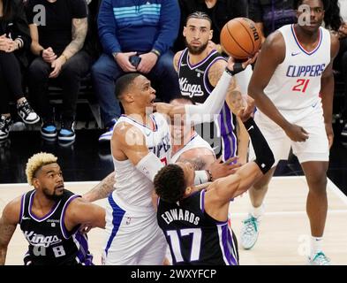 Sacramento, Stati Uniti. 2 aprile 2024. Russell Westbrook (C) dei Los Angeles Clippers va per un lay-up durante la partita di stagione regolare NBA 2023-2024 tra Sacramento Kings e Los Angeles Clippers a Sacramento, Stati Uniti, 2 aprile 2024. Crediti: Li Jianguo/Xinhua/Alamy Live News Foto Stock