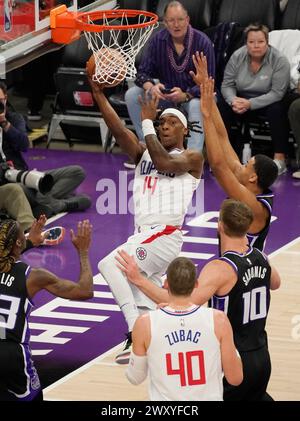 Sacramento, Stati Uniti. 2 aprile 2024. Terance Mann (top) dei Los Angeles Clippers sfonda durante la partita di stagione regolare NBA 2023-2024 tra Sacramento Kings e Los Angeles Clippers a Sacramento, Stati Uniti, 2 aprile 2024. Crediti: Li Jianguo/Xinhua/Alamy Live News Foto Stock