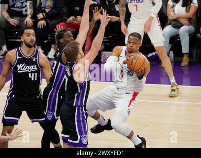 Sacramento, Stati Uniti. 2 aprile 2024. Russell Westbrook (1st R) dei Los Angeles Clippers lancia un passaggio durante la partita di stagione regolare NBA 2023-2024 tra Sacramento Kings e Los Angeles Clippers a Sacramento, Stati Uniti, 2 aprile 2024. Crediti: Li Jianguo/Xinhua/Alamy Live News Foto Stock