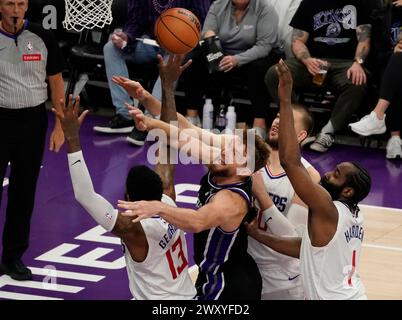 Sacramento, Stati Uniti. 2 aprile 2024. Domantas Sabonis (2° L) dei Sacramento Kings vies per il pallone durante la partita di stagione regolare NBA 2023-2024 tra Sacramento Kings e Los Angeles Clippers a Sacramento, Stati Uniti, 2 aprile 2024. Crediti: Li Jianguo/Xinhua/Alamy Live News Foto Stock