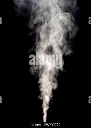Fumi bianchi fumo bianco isolato su sfondo nero Foto Stock