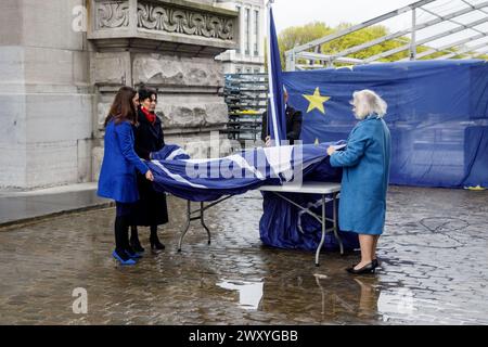 Bruxelles, Belgio. 3 aprile 2024. Il ministro degli Esteri Hadja Lahbib, nella foto durante la cerimonia di innalzamento della bandiera della NATO sotto l'Arco del Cinquantenario per celebrare il 75° anniversario dell'alleanza militare NATO (North Atlantic Treaty Organization), mercoledì 03 aprile 2024 a Bruxelles. BELGA FOTO HATIM KAGHAT credito: Belga News Agency/Alamy Live News Foto Stock