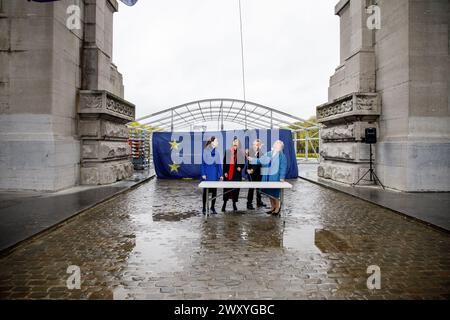 Bruxelles, Belgio. 3 aprile 2024. Il ministro degli Esteri Hadja Lahbib, nella foto durante la cerimonia di innalzamento della bandiera della NATO sotto l'Arco del Cinquantenario per celebrare il 75° anniversario dell'alleanza militare NATO (North Atlantic Treaty Organization), mercoledì 03 aprile 2024 a Bruxelles. BELGA FOTO HATIM KAGHAT credito: Belga News Agency/Alamy Live News Foto Stock