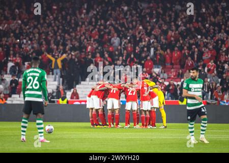 Lisbona, Portogallo. 2 aprile 2024. Il team SL Benfica si accosta prima dell'inizio della partita tra SL Benfica e Sporting CP per la seconda finale di Coppa di Portogallo allo stadio da Luz. (Punteggio finale: SL Benfica 2 - 2 Sporting CP) crediti: SOPA Images Limited/Alamy Live News Foto Stock