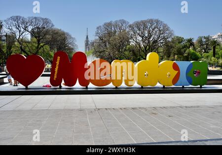 Grande cartello Mendoza multicolore in Plaza Independencia Foto Stock