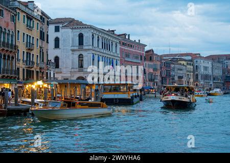 Italia, Venezia: Le barche sul Canal grande alla fermata del vaporetto di Rialto, in serata Foto Stock