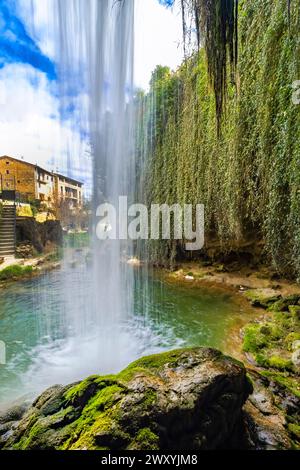 Sentiero Paseo del Molinar, cascata del fiume Molinar, Tobera, Parco naturale Montes Obarenes-San Zadornil, Las Merindades, Burgos, Castilla y León, Spagna, UE Foto Stock