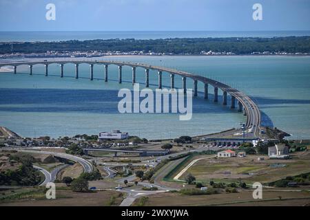 Ile de Re (Isola di Reno), al largo della costa occidentale della Francia: Veduta aerea del ponte, flusso di traffico fluido sul ponte a pedaggio che collega la terraferma alla IS Foto Stock