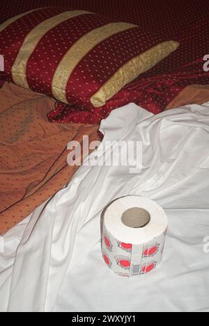 rotolo di carta igienica nella camera da letto disordinata dell'hotel Foto Stock