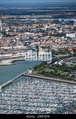 La Rochelle (Francia centro-occidentale): Vista aerea del porto turistico di Minimes in primo piano e del centro città con il porto vecchio sullo sfondo Foto Stock