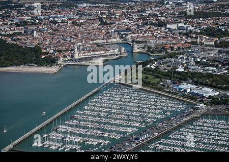 La Rochelle (Francia centro-occidentale): Vista aerea del porto turistico di Minimes in primo piano e del centro città sullo sfondo Foto Stock