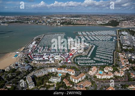 La Rochelle (Francia centro-occidentale): Veduta aerea del distretto di Minimes, del porto turistico di Minimes e del centro città sullo sfondo Foto Stock