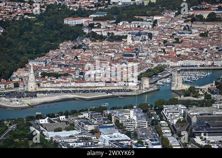 La Rochelle (Francia centro-occidentale): Veduta aerea della città, la piazza "Esplanade Saint-Jean-d'acre" e le tre torri "Tour de la Lanterne", To Foto Stock
