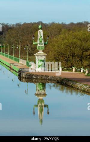 Briare, ponte sul canale costruito da Gustave Eiffel, canale laterale della Loira sopra la Loira , dipartimento della Loiret, Centro-Val de Loire, Francia Foto Stock